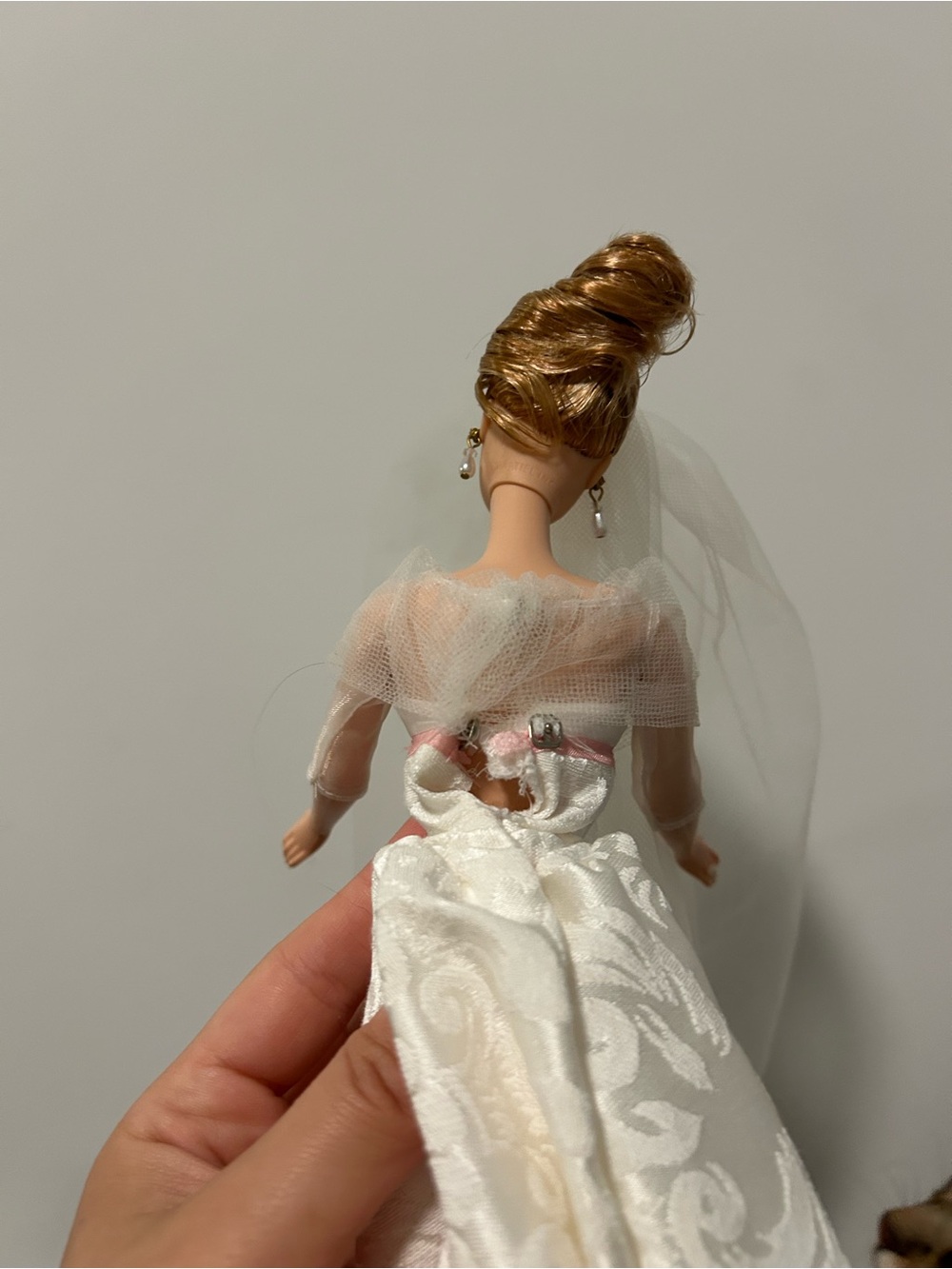 2002 Sophisticated Wedding Barbie – The Bridal Collection #53370 - Picture 11 of 12